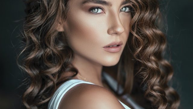 Model with long brown wavy hair